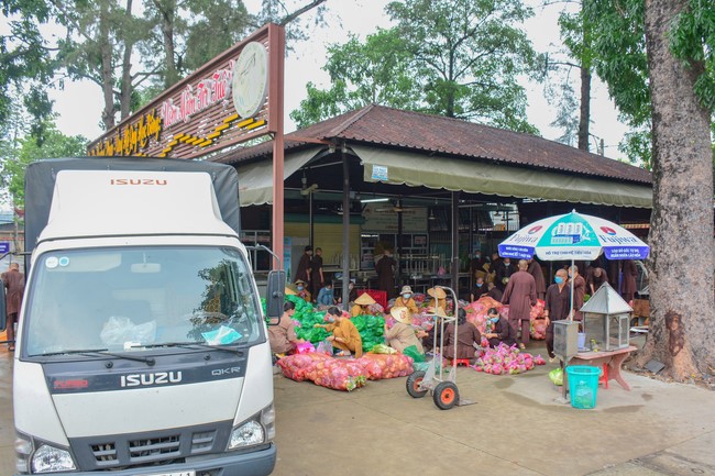 Continuing to support people in need in the Covid-19 pandemic of Hoang Phap Pagoda (series 4)